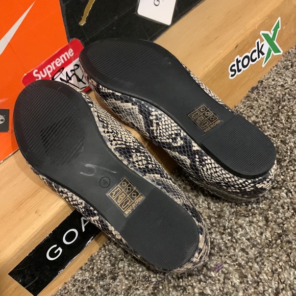 TRUFFLE Collection-juniors snakeskin print slip-on flat shoes w/pom - Picture 6 of 8